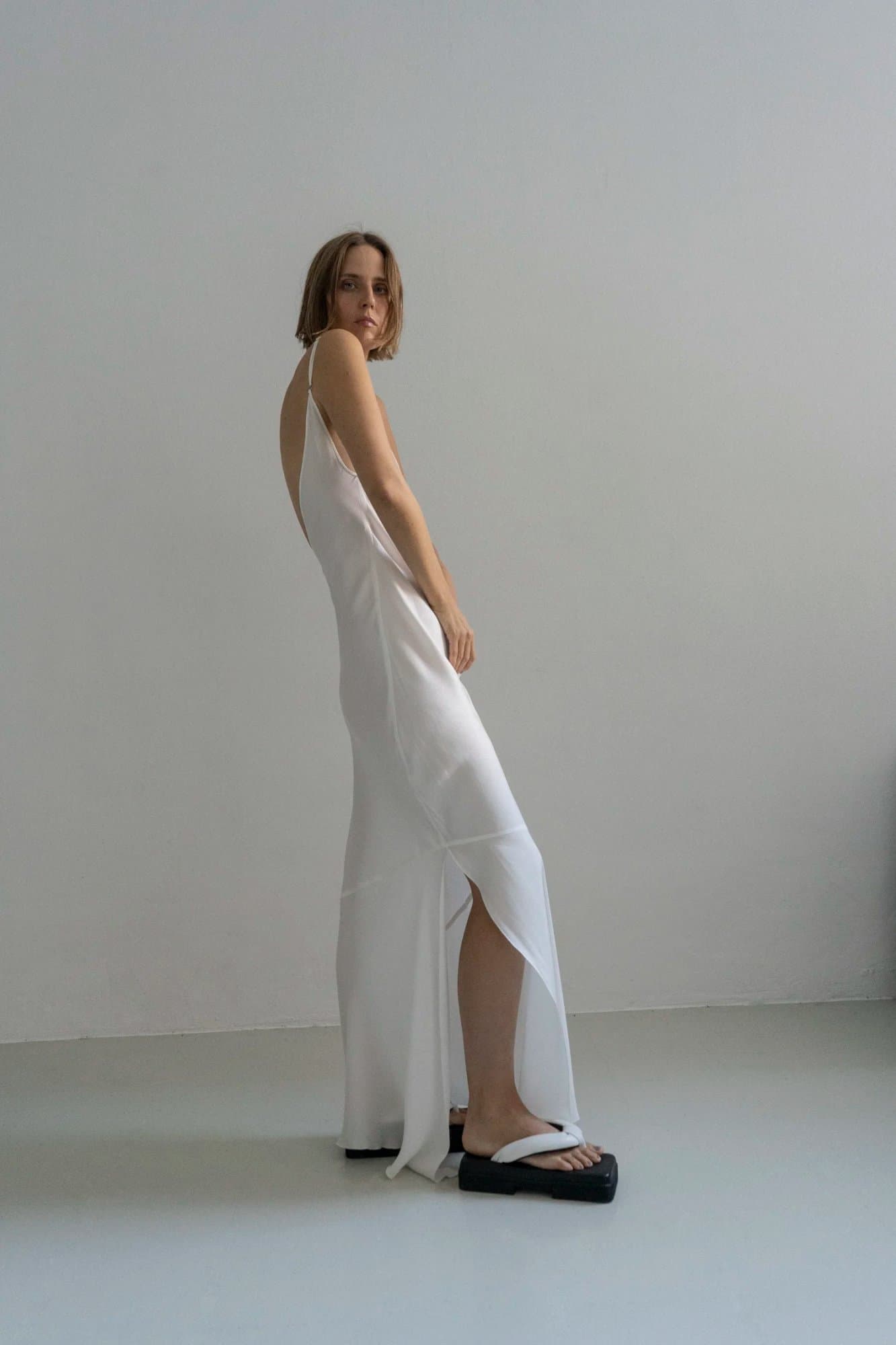 LIMAN WHITE HANDMADE EMBROIDERYLONG SLIP DRESS — K M by L A N G E