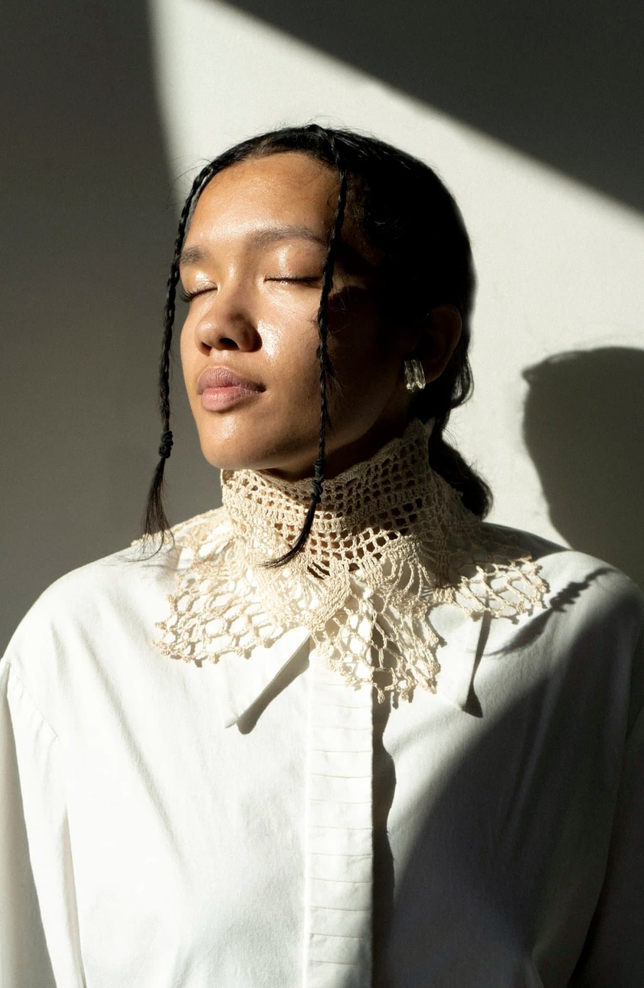 MYHAYLO KOTSYUBYNSKYI BEIGE CROCHET HANDMADE NECKLACE — K M by L A N G E