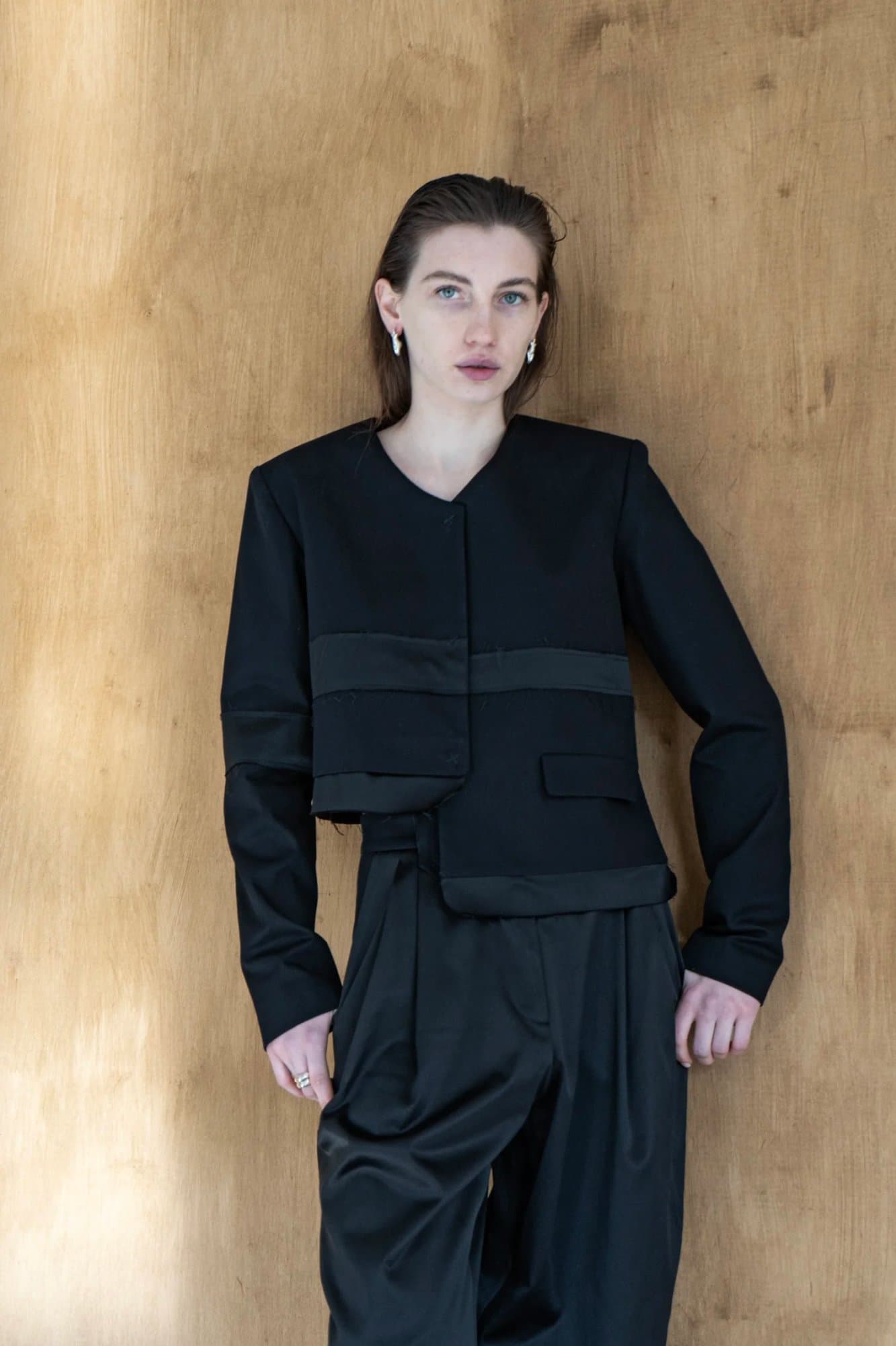NICHKA CROPPED STRUCTURED JACKET — K M by L A N G E