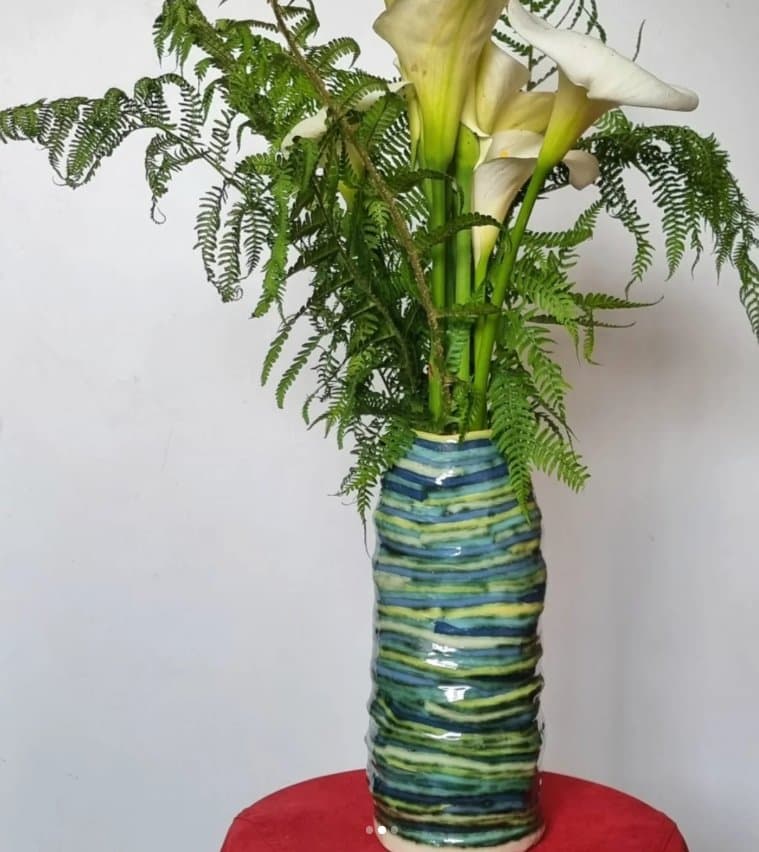 Totem végétal – vase sculptural en grès multicolore, pièce unique