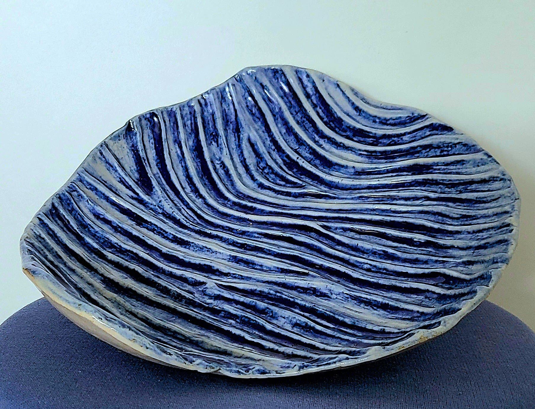 Plat sculpturale en céramique grés émaillée. Pièce unique inspiration maritimes