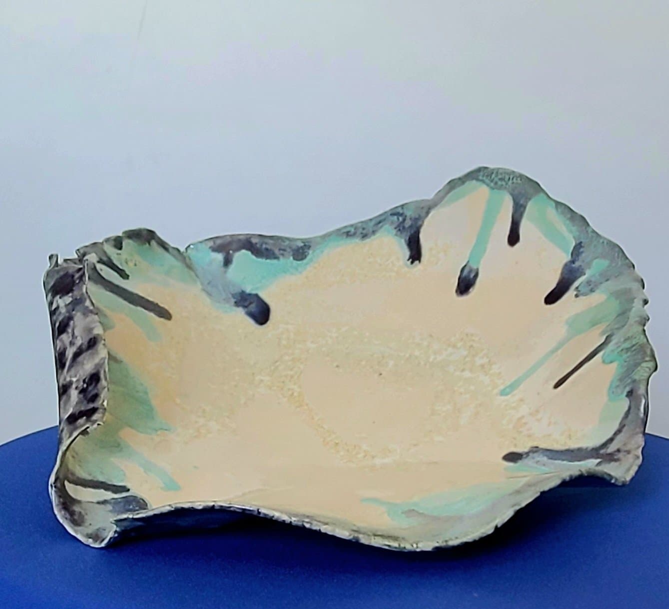 Plat sculpturale en céramique grés émaillée. Pièce unique aux formes organiques